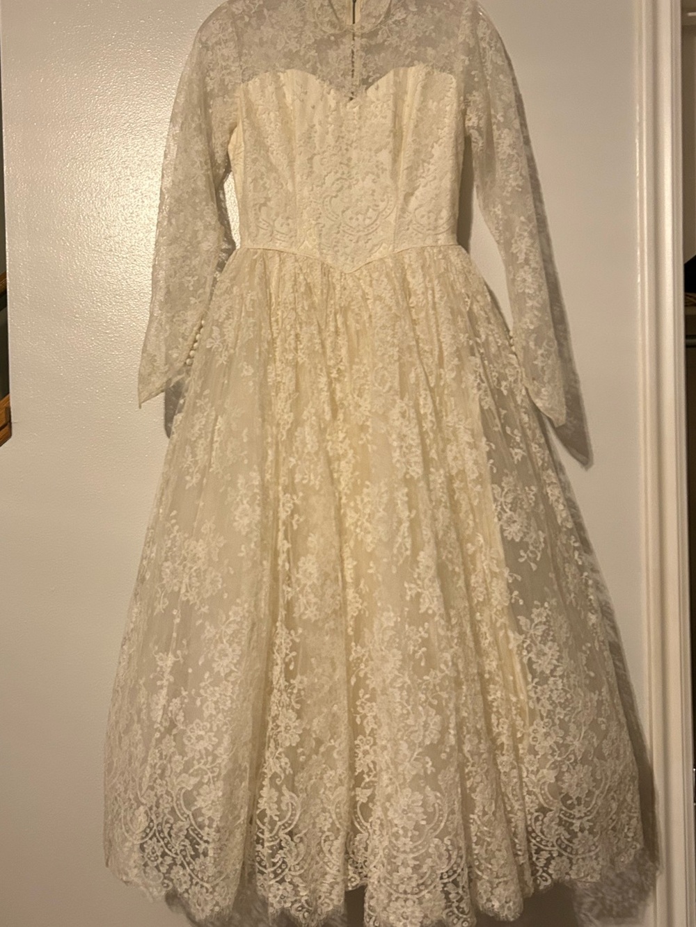 Vintage Lace Ivory Long Sleeve 1950s Wedding Dress